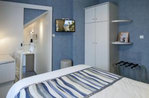 Ένα ή περισσότερα κρεβάτια σε δωμάτιο στο Logis Hôtel Restaurant Cazes Arazat