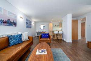 uma sala de estar com um sofá e uma mesa em Modern & Spacious 2 Bedroom in Central London em Londres