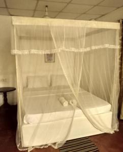 een witte douche met een wit douchegordijn bij Sunrise City Palace in Negombo