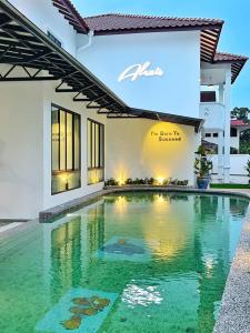 een villa met een zwembad voor een huis bij Alexis Villa in Muar