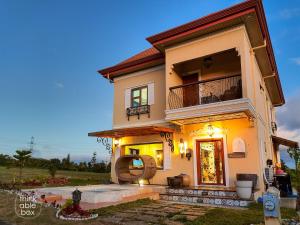 uma casa com um alpendre e uma varanda em La Casa Tagaytay em Tagaytay