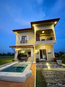 uma casa com uma piscina em frente em La Casa Tagaytay em Tagaytay