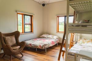 ein Schlafzimmer mit einem Etagenbett und einem Stuhl in der Unterkunft La Casa Tagaytay in Tagaytay + 43 Fotos