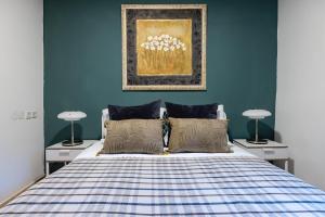 1 dormitorio con 1 cama con pared azul en THE HOUSE ROSH PINA - 3BRM WITH POOl, en Rosh Pina