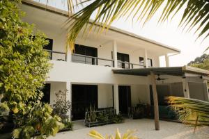 Vashafaru的住宿－My House，前面有棕榈树的白色房子