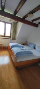 um quarto com uma cama grande e 2 janelas em Würzburger Haus em Geroda