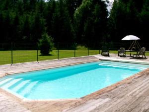 The swimming pool at or close to chalet de charme le contemporain