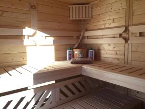 eine Sauna mit Holzvertäfelung und einer Flasche Milch in der Unterkunft Ferienwohnung mit wunderschöne Aussicht, Whirlpool und Sauna in Gordola