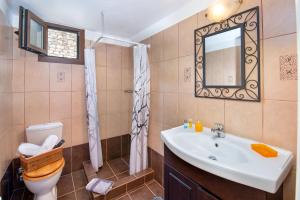Kúpeľňa v ubytovaní Bask in the Beauty of Paxoi - Kirki's Summer Retreats with Private Jacuzzis