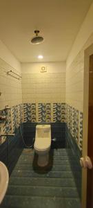 マラリクラムにあるCoastal Cabana Marariのバスルーム(トイレ、洗面台付)
