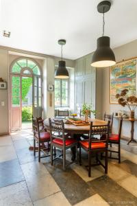 - une cuisine et une salle à manger avec une table et des chaises dans l'établissement Gîte des Ecuries d'Hodebert, à Saint-Paterne-Racan