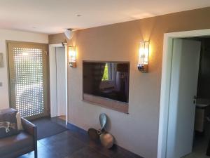 a living room with a couch and a mirror on the wall at Joli Bungalow & Spa in Portalban- Dessous