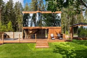 ein Glashaus mit einer Terrasse im Hof in der Unterkunft Serenity Forest 2 
