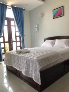 Una cama o camas en una habitación de Green Ville Hotel Đồng Nai