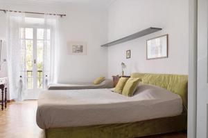 una camera con letto e divano verde di Villa Helios - Centro Ospedali - Lago a 10 minuti auto Free internal parking a Varese