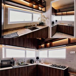 eine Küche mit zwei Waschbecken und zwei Fenstern in der Unterkunft SKVilla private pool+ktv+bbq+starview up to 35pax in Ayer Keroh