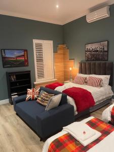 1 dormitorio con 1 cama grande y 1 sofá en 2-Bedroom apartment - Riverside bliss in Paarl, en Paarl