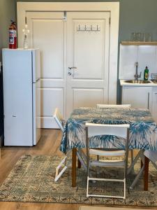 cocina con mesa y nevera en 2-Bedroom apartment - Riverside bliss in Paarl, en Paarl
