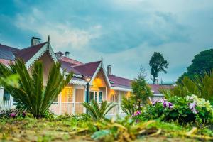 una casa con flores delante en Arcadia Heritage Resort en Darjeeling