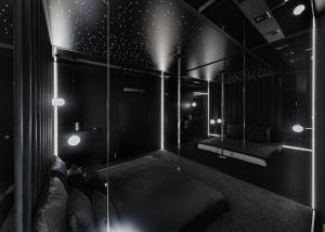 Postel nebo postele na pokoji v ubytování Eclipse Black Room