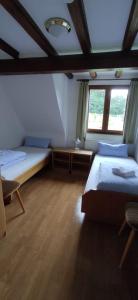 1 Schlafzimmer mit 2 Betten und einem Fenster in der Unterkunft Würzburger Haus in Geroda