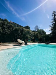 VeauxにあるCabanon Aloé avec piscine chauffée & bain nordiqueの青い大型スイミングプール(芝生の椅子2脚付)