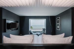 a hotel room with two beds and a window at foto Hotel Phuket in Phuket Town