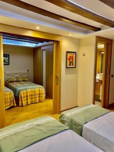 1 dormitorio con 2 camas en una habitación en Casa Moneo, en Briones