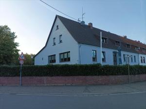 una casa blanca al lado de una calle en Gaststätte Molitor, en Saarlouis