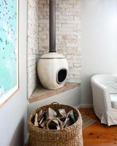 una sala de estar con chimenea junto a una pared de ladrillo en MooiBaai, en Hout Bay