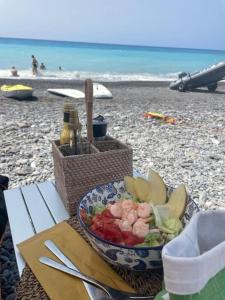eine Schale Obst auf einem Tisch am Strand in der Unterkunft My little beach cabin in Ventimiglia
