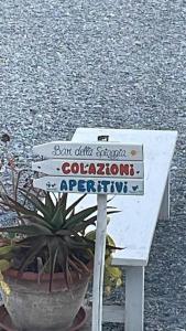 ein weißes Schild auf einer weißen Bank in der Unterkunft My little beach cabin in Ventimiglia