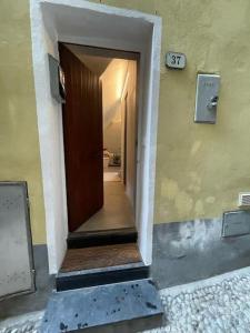 eine Tür, die zu einem Flur in einem Gebäude führt in der Unterkunft My little beach cabin in Ventimiglia