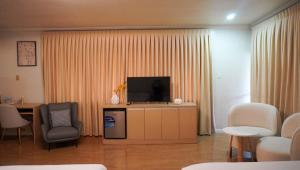 TV a/nebo společenská místnost v ubytování Honey Suite Room Inside Bee Cafe Cebu at Ayala Area