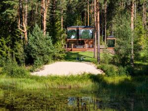 einen Pavillon in einem Wald neben einem Wasserkörper in der Unterkunft Serenity Forest 1 