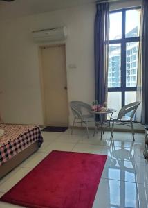 Cette chambre comprend un lit, une table et des chaises. dans l'établissement Vista Alam, à Shah Alam