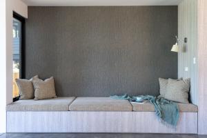 un sofá grande en una habitación con pared en Novella I Private Properties, en Dunsborough
