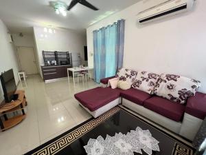 ein Wohnzimmer mit einem Sofa und einem TV in der Unterkunft Vista Alam in Shah Alam