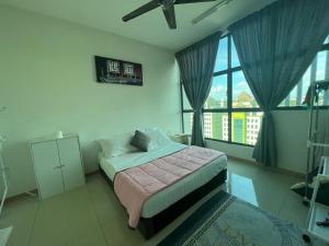 - une chambre avec un lit et une grande fenêtre dans l'établissement Vista Alam, à Shah Alam