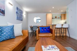 uma sala de estar com um sofá e uma mesa em Modern & Spacious 2 Bedroom in Central London em Londres