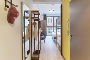 Postel nebo postele na pokoji v ubytování MEININGER Hotel Köln West