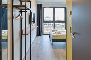 Postel nebo postele na pokoji v ubytování MEININGER Hotel Köln West