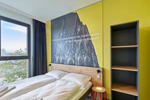 Postel nebo postele na pokoji v ubytování MEININGER Hotel Köln West