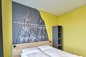 Postel nebo postele na pokoji v ubytování MEININGER Hotel Köln West