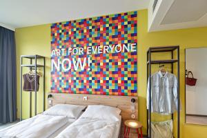 Postel nebo postele na pokoji v ubytování MEININGER Hotel Köln West
