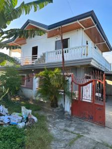 宿霧市的住宿－Cebu City 3 bedrooms split house 2nd floor-WIFI，前面有红色门的房子
