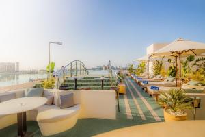 bar z krzesłami i stołami oraz kolejką górską w obiekcie Only YOU Hotel Málaga w Maladze