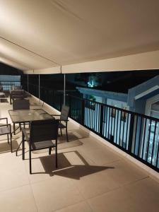 阿奇翁的住宿－PETMEZA TOP BY DIMITROPOULOS，大楼内的阳台配有桌椅