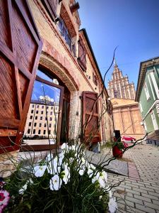 un edificio con una ventana con flores delante en Urban Van Glamping Riga en Riga