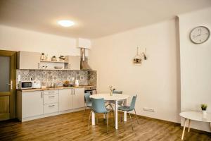 a kitchen and dining room with a table and chairs at Luxusní studio na Velkém náměstí, Wi-Fi, Netflix in Hradec Králové